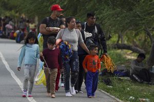 Migrantes llegan al lado mexicano de la orilla del río Bravo en Matamoros, México, el jueves 11 de mayo de 2023. Las restricciones de asilo de Estados Unidos relacionadas con la pandemia, conocidas como Título 42, expirarán el 11 de mayo. (AP Photo/Fernando Llano)