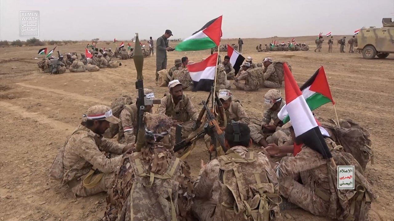 Combatientes hutíes se reúnen durante una maniobra militar cerca de Saná, Yemen, el 30 de octubre de 2023.