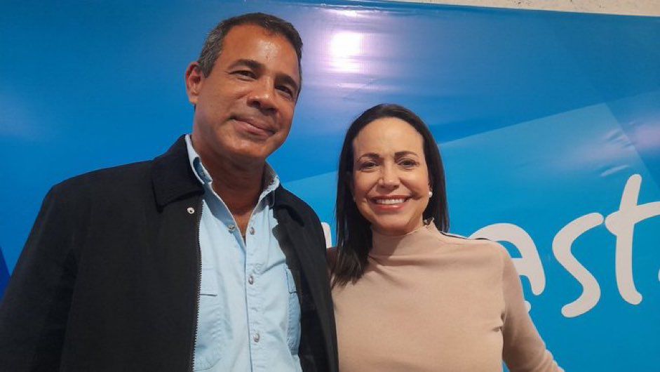 Emill Brandt, director del Comando de Campaña del estado Barinas, y la candidata y líder opositora María Corina Machado.