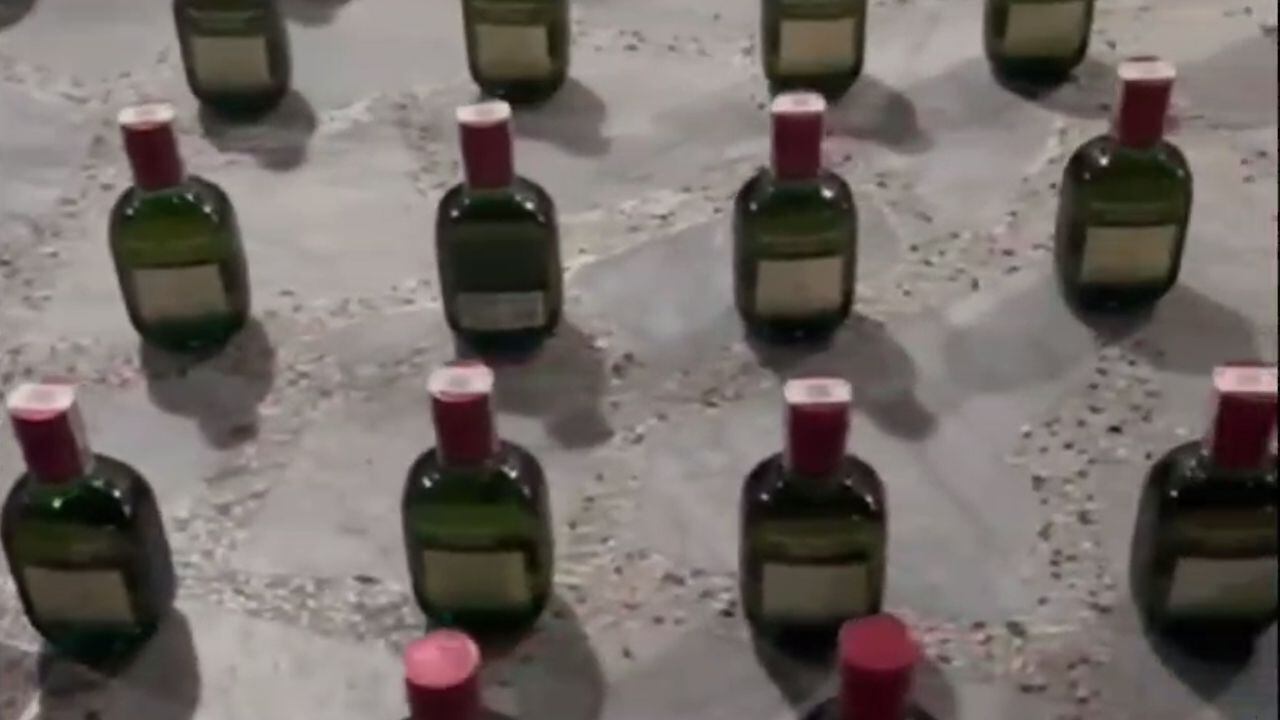 Se le acabó el negocio a ‘El Negro Faber’, proveedor de armas y licor adulterado de Los Espartanos de Bogotá; cayó con 1.500 botellas de whisky
