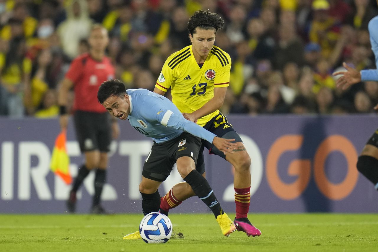Uruguay's Franco Gonzalez, left, and Colombia's Juan Castilla battle for the ball during a South America U-20 Championship soccer match in Bogota, Colombia, Tuesday, Jan. 31, 2023. (AP Photo/Fernando Vergara)