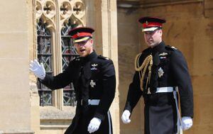 El Príncipe Harry (L) y su hermano y padrino, el Príncipe Guillermo, Duque de Cambridge (R), llegan a la ceremonia de boda real del Príncipe Harry y Meghan Markle.