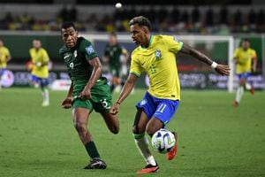 Brazil's forward Rodrygo (R) fights for the ball with Bolivia's defender Diego Medina during the 2026 FIFA World Cup South American qualifiers football match between Brazil and Bolivia at the Jornalista Edgar Proen�a 'Mangueirao' stadium, in Belem, state of Para, Brazil, on September 8, 2023. (Photo by CARL DE SOUZA / AFP)