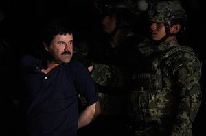 Momento en el que 'El Chapo' Guzmán es trasladado en helicóptero a la Ciudad de México para ser recluido en la cárcel El Altiplano, de la cual se escapó en julio.
