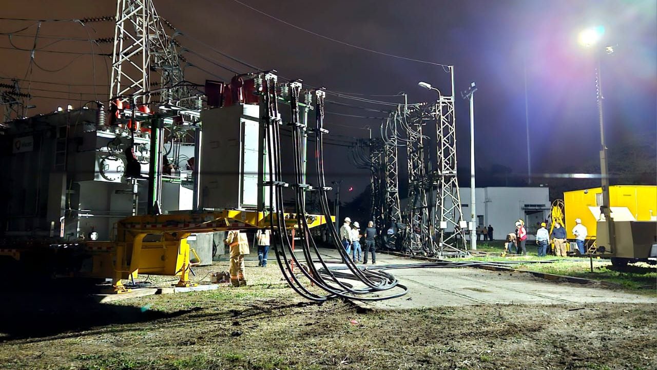Ingenieros de Emcali continuan en la sub estacion de san luis ejecutando labores para el reestablecimiento de la energía en varios barrios de Cali.