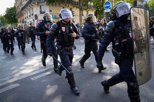 Agentes de la policía antidisturbios toman posiciones durante una protesta en París, Francia, el martes 6 de junio de 2023