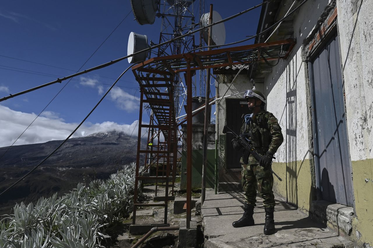Soldado colombiano que vigila el volcán del Nevado del Ruiz