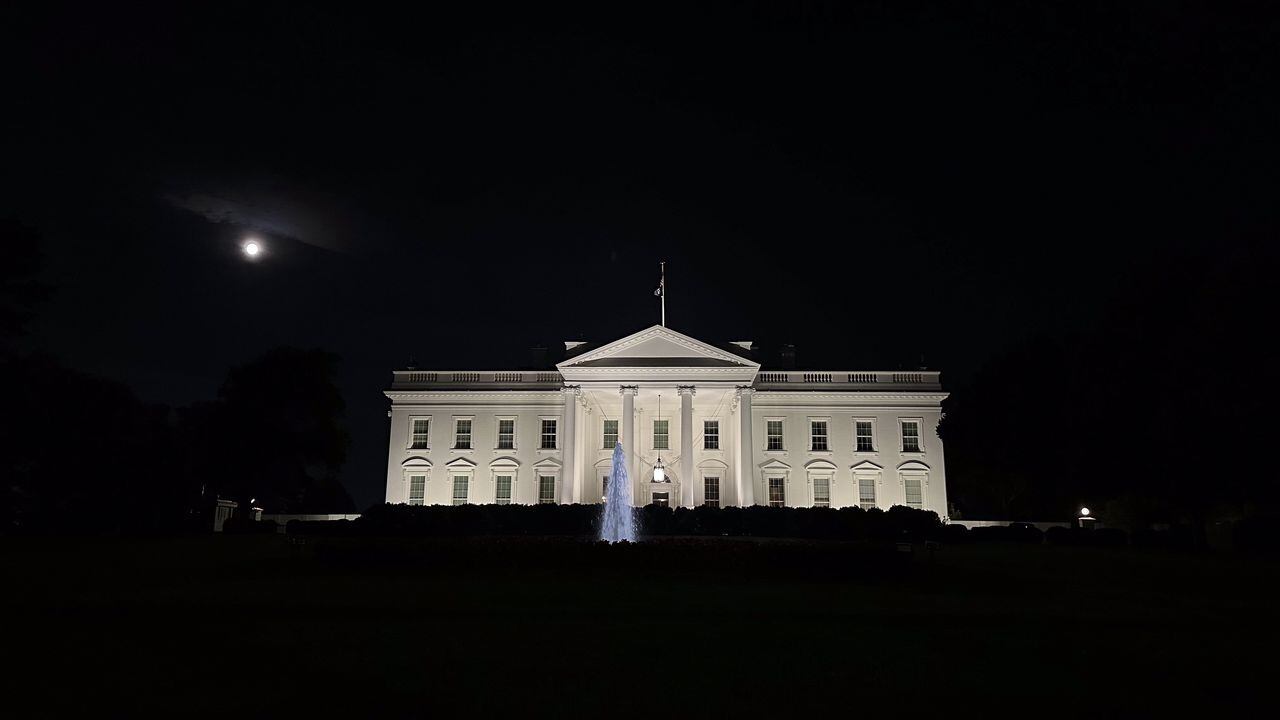 El Servicio Secreto de los Estados Unidos y el Departamento de Bomberos de Washington DC investigan un incidente de seguridad luego de que se encontrara un material peligroso cerca de la Casa Blanca en Washington DC