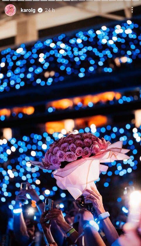 Karol G recibió rosas en su concierto