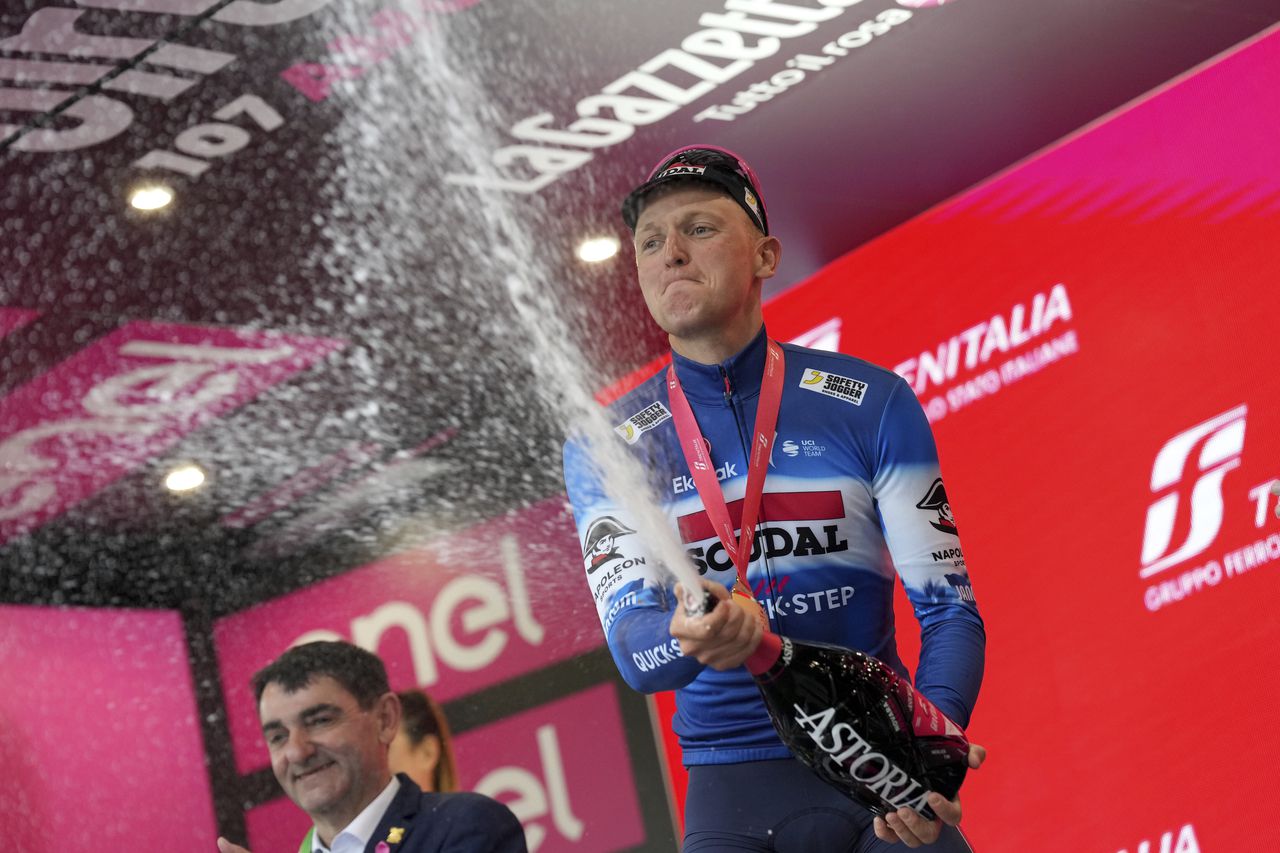 Merlier celebra, con champaña en mano, el triunfo de la etapa 3 en el Giro de Italia 2024.