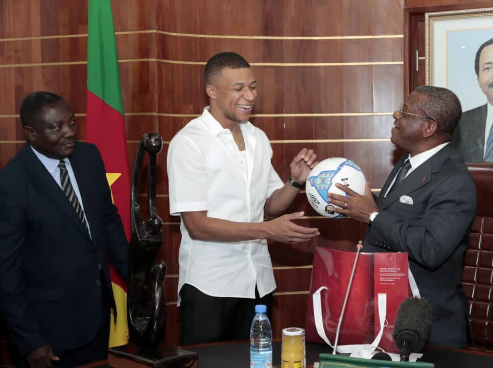 Kylian Mbappé en su visita a Camerún, el país de su padre.