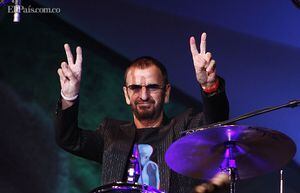 Ringo Starr, el legendario baterista de los Beatles, saluda a sus seguidores durante su concierto en México.