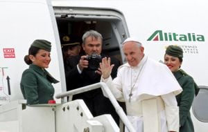 El papa Francisco (c) saluda antes de subir a un avión con destino a Egipto en el Aeropuerto de Fiumicino, en Roma (Italia).