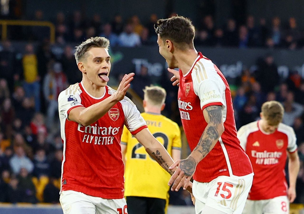 Soccer Football - Premier League - Wolverhampton Wanderers v Arsenal - Molineux Stadium, Wolverhampton, Britain - April 20, 2024  Arsenal's Leandro Trossard celebrates scoring their first goal with Jakub Kiwior REUTERS/Molly Darlington NO USE WITH UNAUTHORIZED AUDIO, VIDEO, DATA, FIXTURE LISTS, CLUB/LEAGUE LOGOS OR 'LIVE' SERVICES. ONLINE IN-MATCH USE LIMITED TO 45 IMAGES, NO VIDEO EMULATION. NO USE IN BETTING, GAMES OR SINGLE CLUB/LEAGUE/PLAYER PUBLICATIONS.