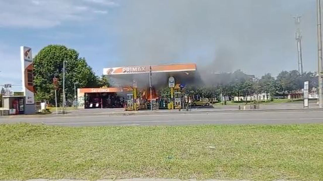 Incendio en estación de gasolina en Bogotá.
