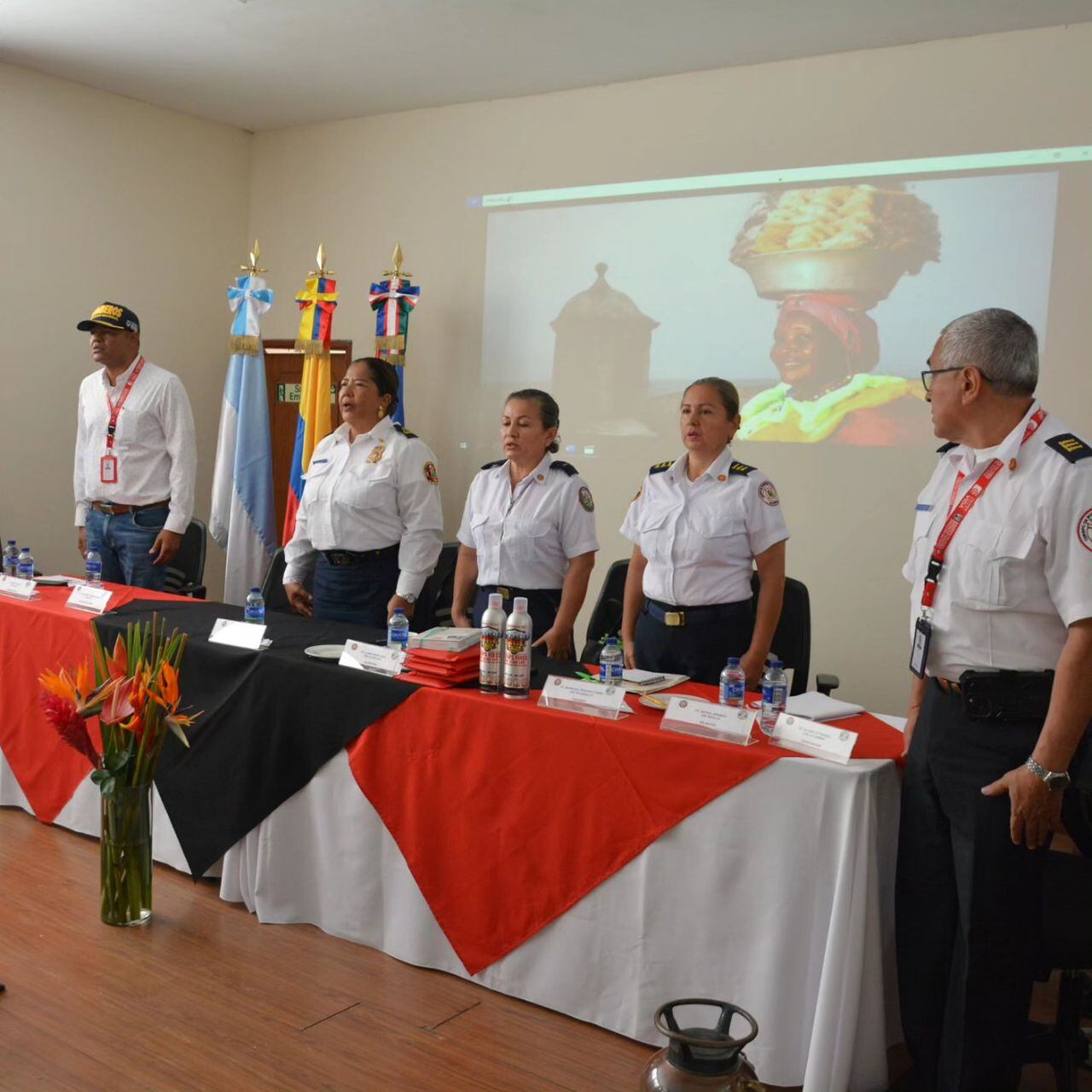 El director nacional de Bomberos, capitán Arbey Hernán Trujillo, en un evento en el Valle con la Asociación de Bomberos del departamento.