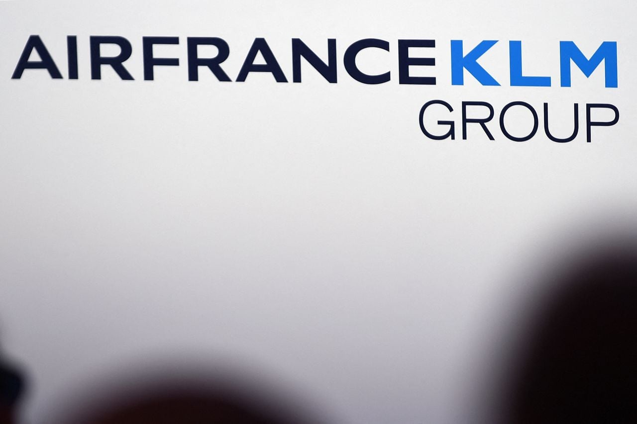 (FILES) The Air France-KLM group's new logo is pictured during the group's 2018 financial year presentation in Paris on February 20, 2019. Air France-KLM announced on July 27, 2023 that it had entered into "exclusive negotiations" with the investment fund Apollo Global Management to inject �1.5 billion into a new subsidiary backed by the airline group's frequent flyer programme. (Photo by Eric PIERMONT / AFP)