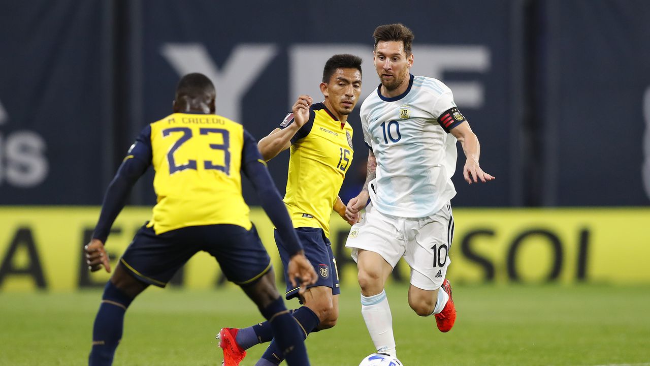 El último partido de Argentina recibiendo a Ecuador lo definió Messi con un gol.