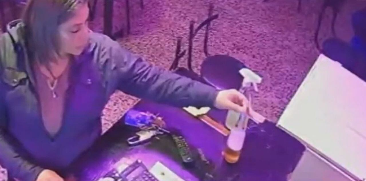 Una cámara de video identificó cuando la mujer agregó una sustancia a la bebida de la víctima.