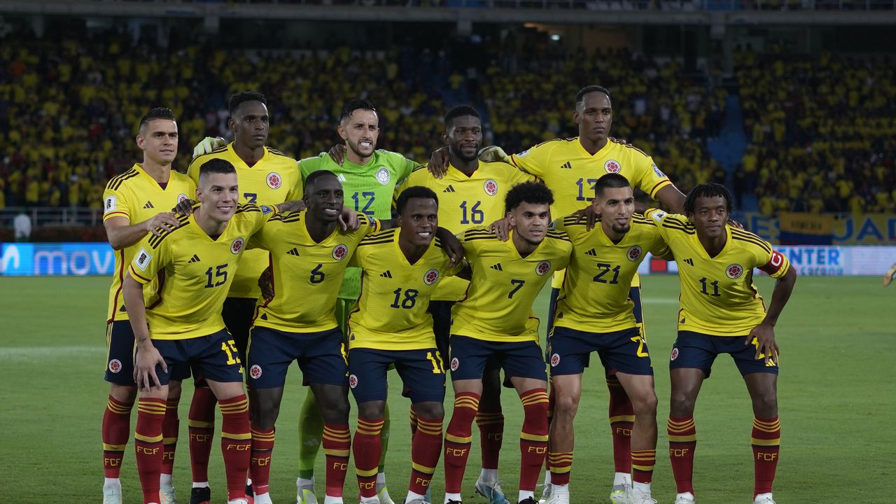 Los jugadores titulares de Colombia posan para una fotografía antes de un partido de clasificación para la Copa Mundial de la FIFA 2026 contra Venezuela en el estadio Metropolitano de Barranquilla, Colombia, el jueves 7 de septiembre de 2023. (Foto AP/Ricardo Mazalan)