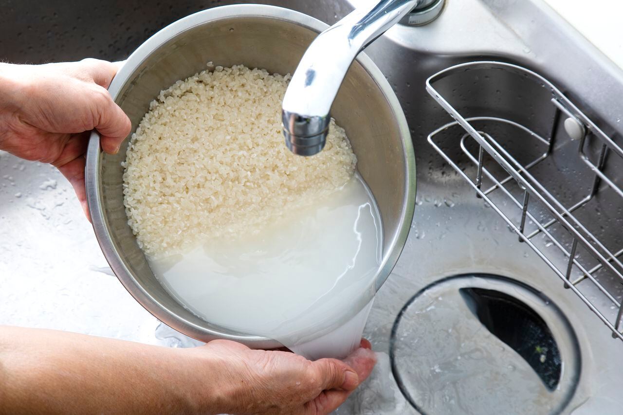 La remoción de polvo y contaminantes es uno de los beneficios de lavar el arroz antes de cocinarlo, señalan expertos en alimentación