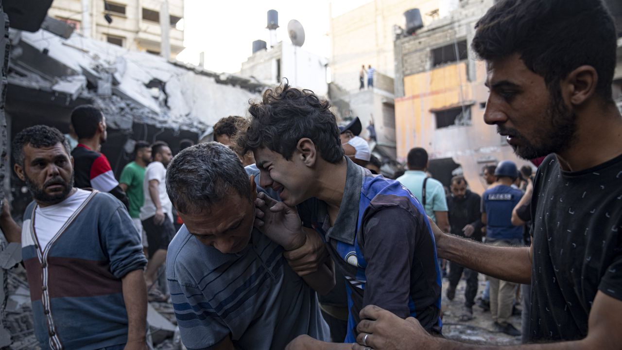 Palestinos luego de un bombardeo israelí en Khan Younis, Franja de Gaza.