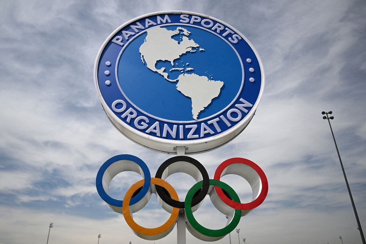 Imagen de los Anillos Olímpicos y el logo de Panam Sports tomada en el Parque Deportivo del Estadio Nacional de Santiago el 19 de octubre de 2023, antes de los Juegos Panamericanos Santiago 2023. Foto de Raúl ARBOLEDA / AFP)