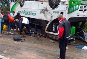 Al menos 10 personas heridas dejó el accidente en la vía Chinácota - Cúcuta.