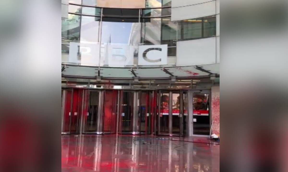 Manifestantes pro Israel vandalizan con pintura roja sede de BBC en Londres