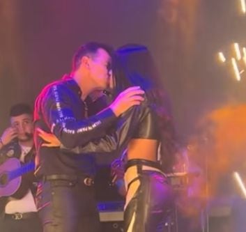 Jhonny Rivera y Jenny López protagonizaron tremendo beso en público.