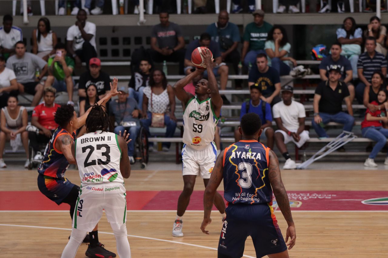 Imagen de un juego entre Team Cali (blanco) y Caribbean por la Liga Profesional de Baloncesto.