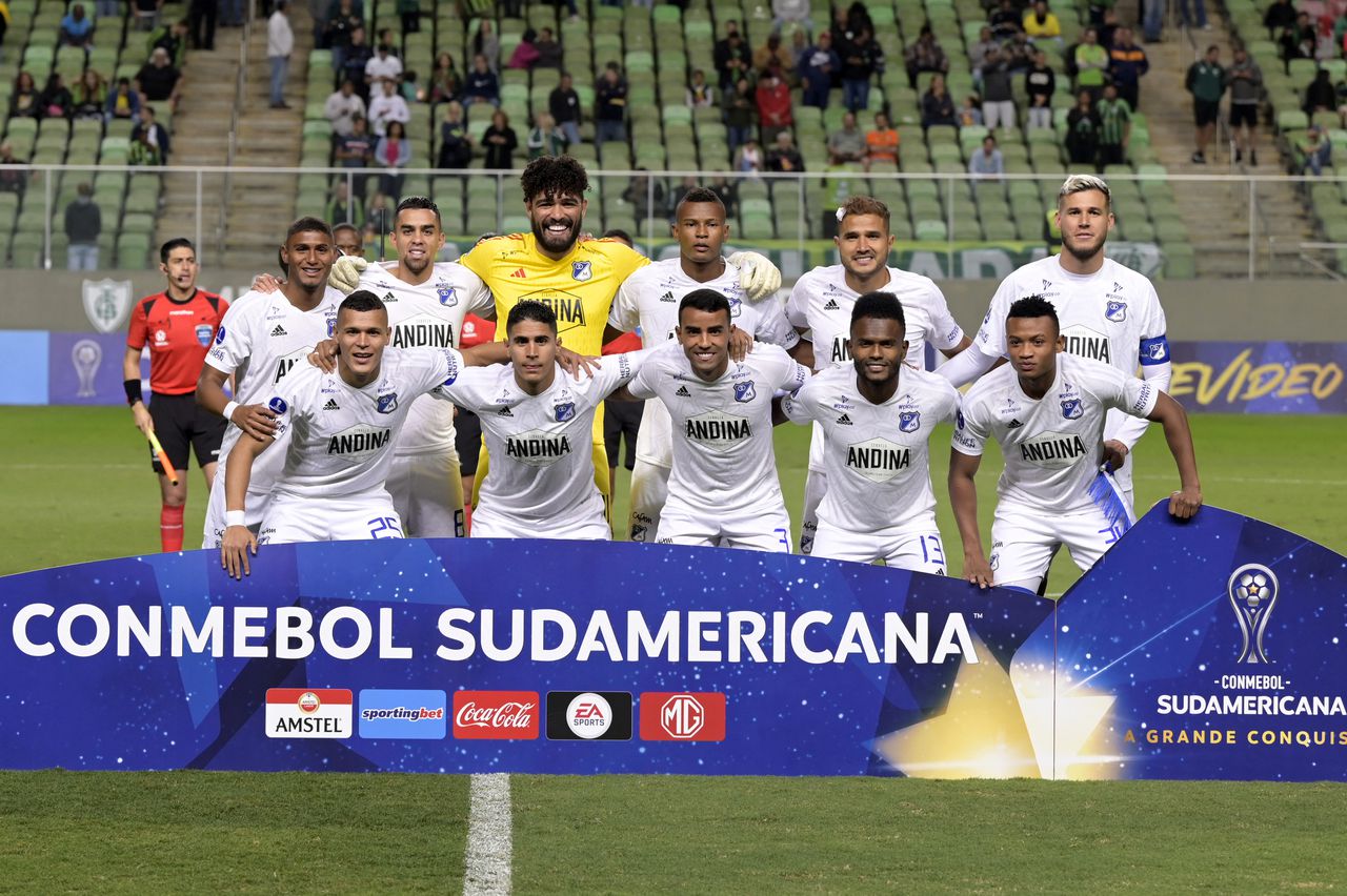 Millonarios players pose for a picture before the start of the Copa Sudamericana group stage second leg football match between Brazil's America Mineiro and Colombia's Millonarios at the Raimundo Sampaio stadium in Belo Horizonte, Brazil, June 6, 2023. (Photo by DOUGLAS MAGNO / AFP)