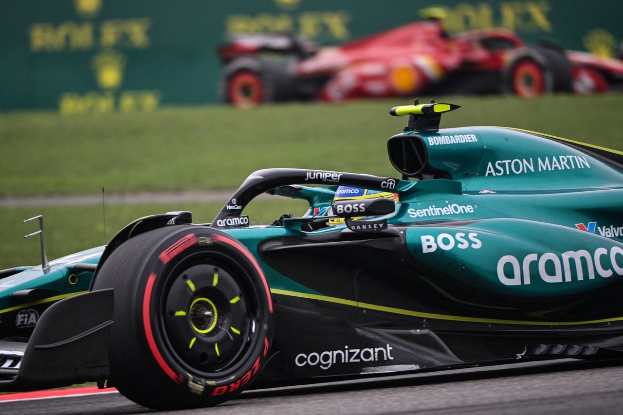El piloto español de Aston Martin, Fernando Alonso, conduce durante el Gran Premio de China de Fórmula Uno.