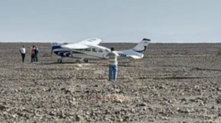 Imagen de la avioneta que aterrizó de emergencia en las Líneas de Nazca en Perú.