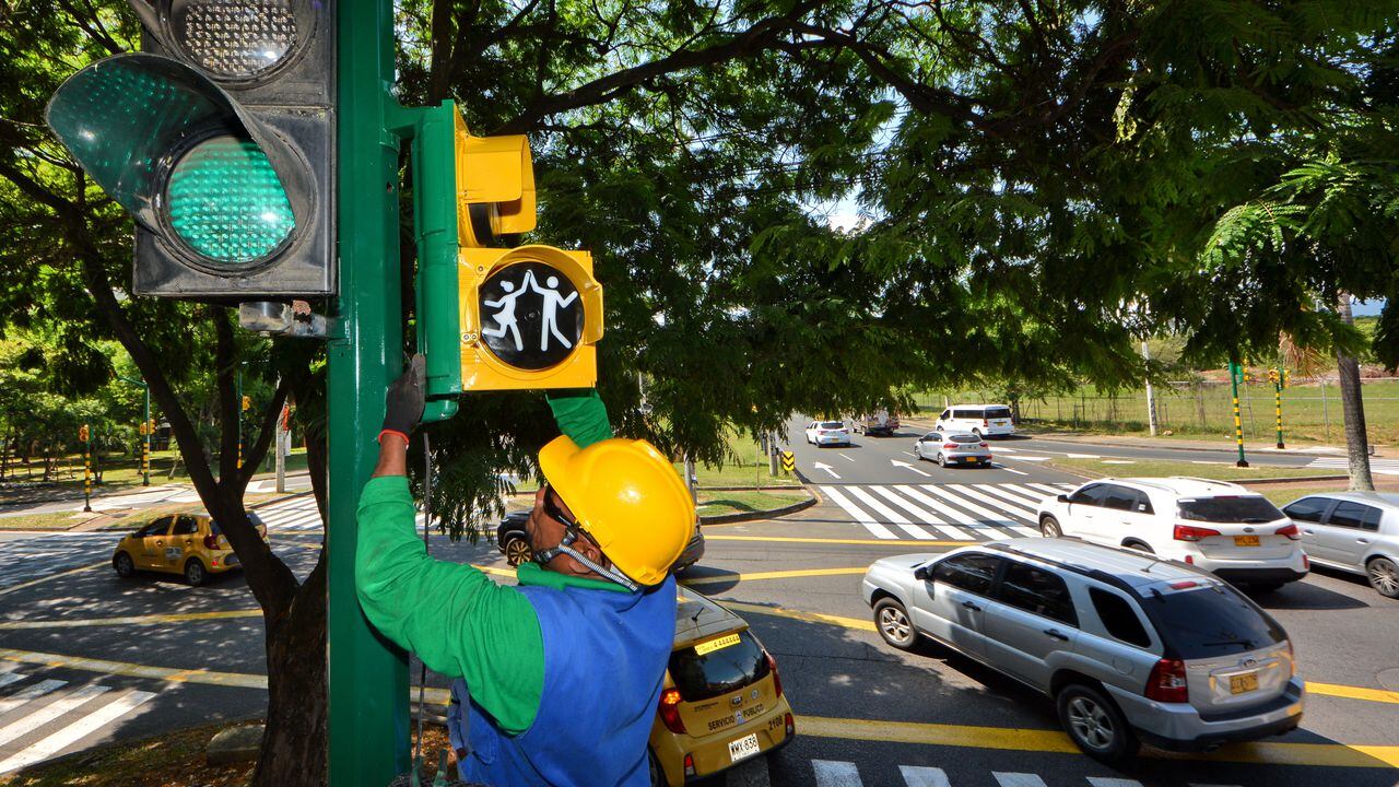 Sigue la instalación de semáforos inteligentes que regularán el flujo vehicular de manera autónoma, en el sur de la ciudad. Este sistema estará listo y funcionando en el mes de diciembre.