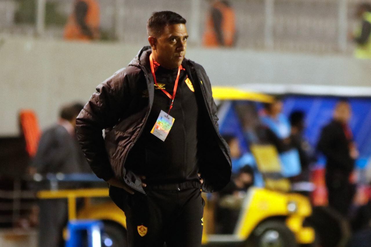 El técnico venezolano de Aucas, César Farías, atacó a dos jugadores del Delfín.