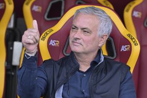 José Mourinho, el entrenador de la Roma que no puedo dirigir a su equipo, desde la raya, frente al inter de Milán.