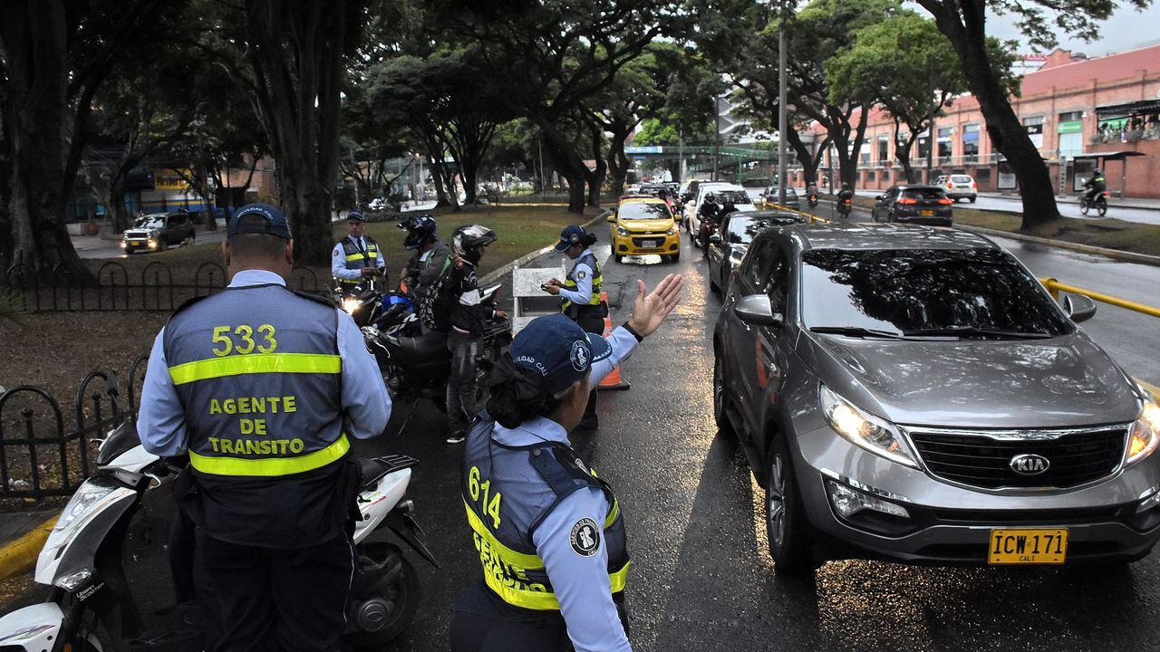La Secretaría de Movilidad llevó a cabo operativos de control de Pico y Placa en la Avenida Sexta, Con el fin de mejorar los problemas de movilidad que atraviesa la ciudad.
