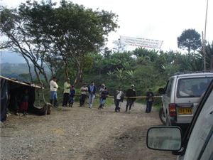 Al llegar a El Trapiche, un alto donde son frecuentes los enfrentamientos entre el Ejército y la guerrilla, la Guardía Indígena del Cauca instaló un retén. No quieren ni armas, ni narcotráfico ni extraños.