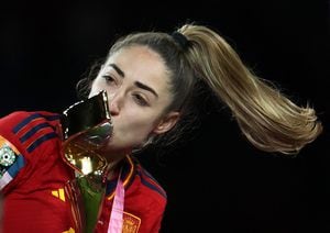 Olga Carmona besando el trofeo de campeona del mundo.