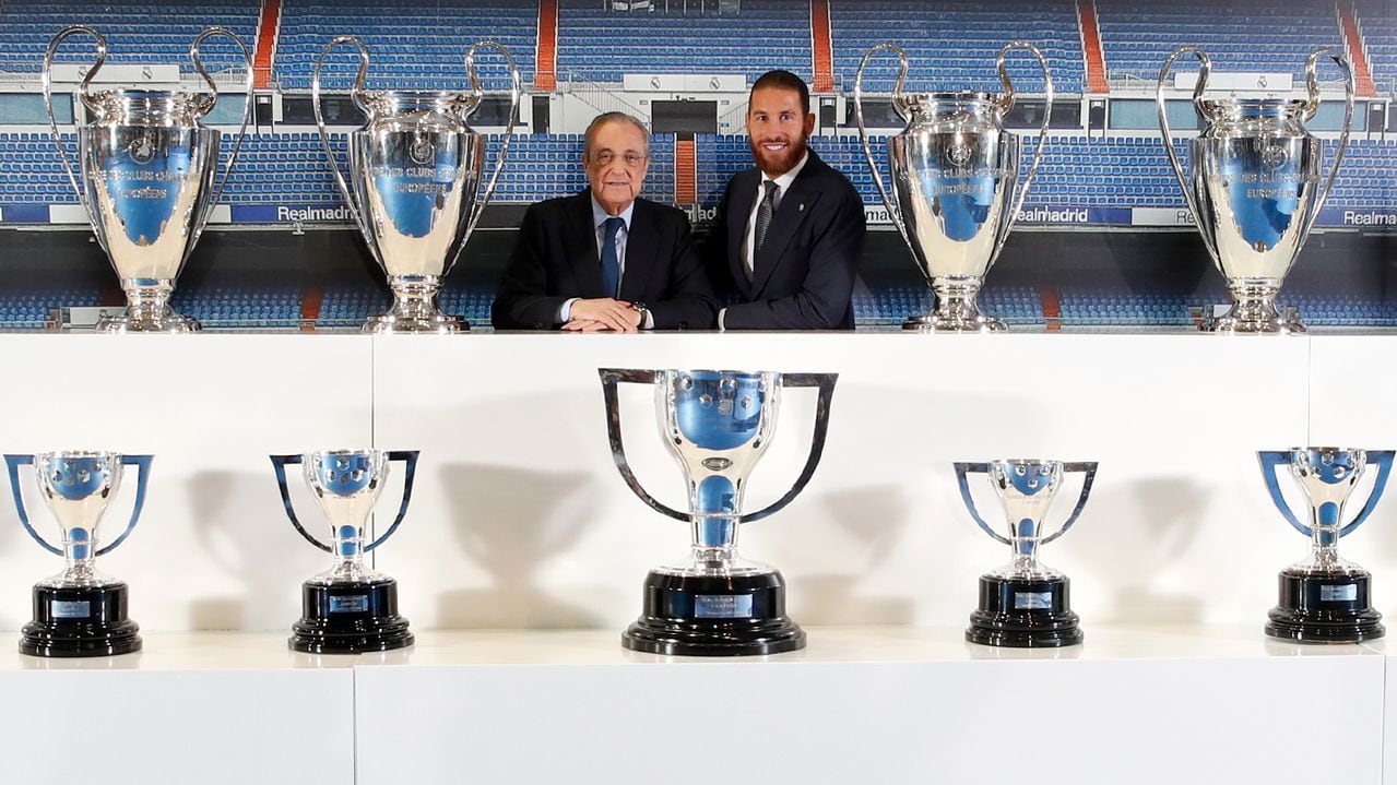 Sergio Ramos junto al presidente Florentino Pérez, del Real Madrid, posando al lado de todos los títulos que obtuvo con 'la casa blanca'