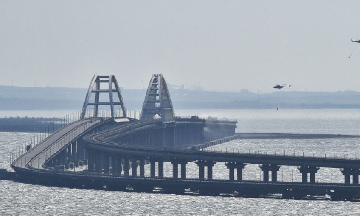 Explosión dejó fuera de funcionamiento el único puente que comunica a Rusia con la región de Crimea.