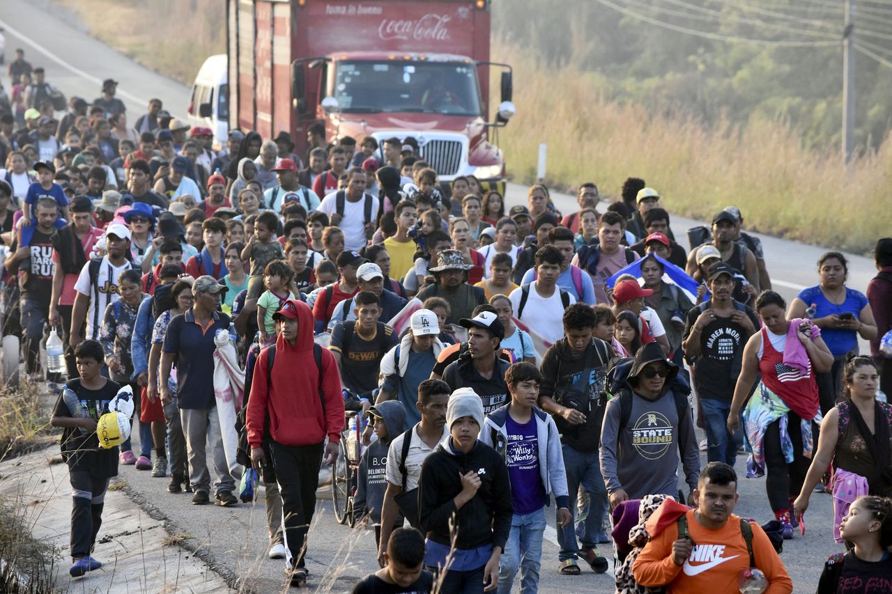 Más de mil migrantes de diferentes nacionalidades han retomado su paso en la caravana luego de no recibir una respuesta favorable a sus demandas para recibir visas humanitarias del Instituto Nacional de Migración. (Photo by STRINGER / AFP)