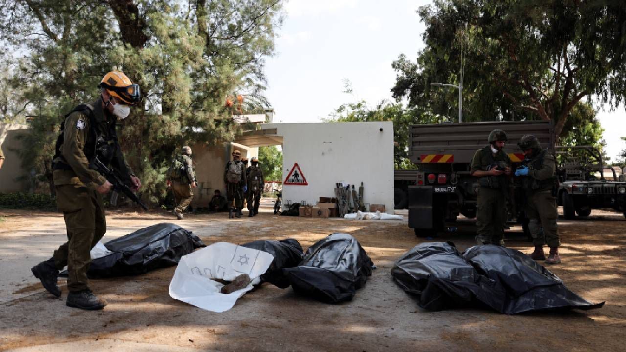 Los cuerpos de las víctimas de un ataque tras una infiltración masiva de hombres armados de Hamás.