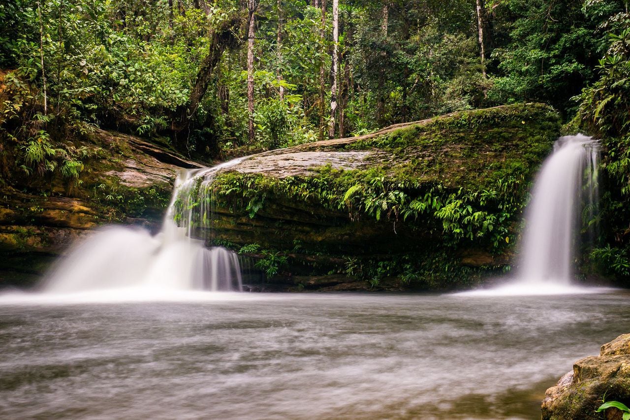 En medio de la selva amazónica, en el kilómetro 6 de la vía que de Mocoa conduce a Villagarzón, se encuentran las Cascadas fin del mundo, bajo el cuidado de una corporación de campesinos.