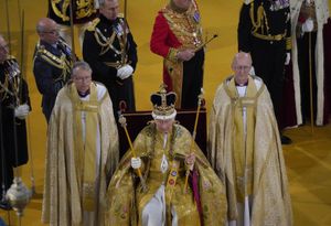 El rey Carlos III recibe la corona de San Eduardo durante su coronación en la Abadía de Westminster, en Londres, el sábado 6 de mayo de 2023. (Andrew Matthews/Pool via AP)