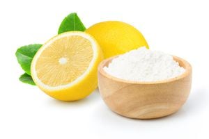 La sal y el limón son ingredientes favorables para realizar limpieza en los baños.