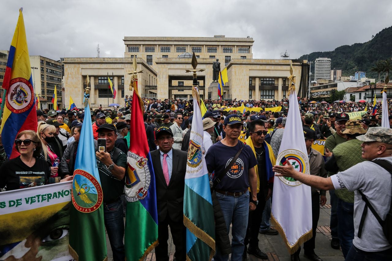 Bogotá. 10 de mayo de 2023. Veteranos de las fuerzas militares se reúnen en la plaza de Bolívar para manifestarse en contra del gobierno. (Colprensa-Mariano Vimos)