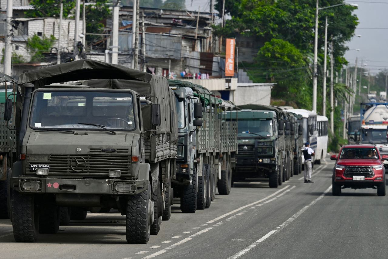Camiones militares fueron captados en el complejo penitenciario Regional 8 durante una operación en Guayaquil, Ecuador.