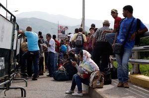 Decenas de venezolanos permanecen en el Puente Internacional Simón Bolívar a la espera de poder retornar a su país tras el cierre de la frontera con Colombia.